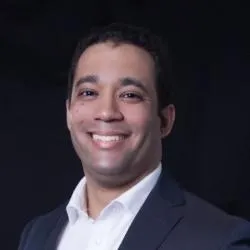 Embajadora Leah Francis en evento diplomático.