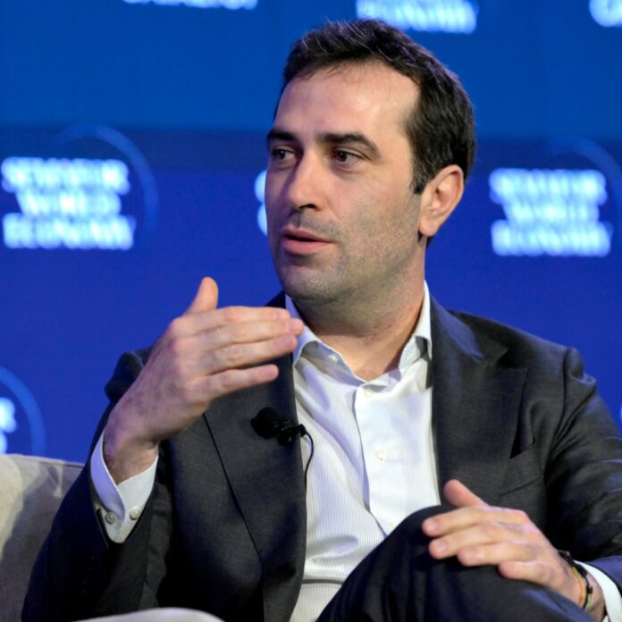 Gobierno español ajusta medidas económicas.