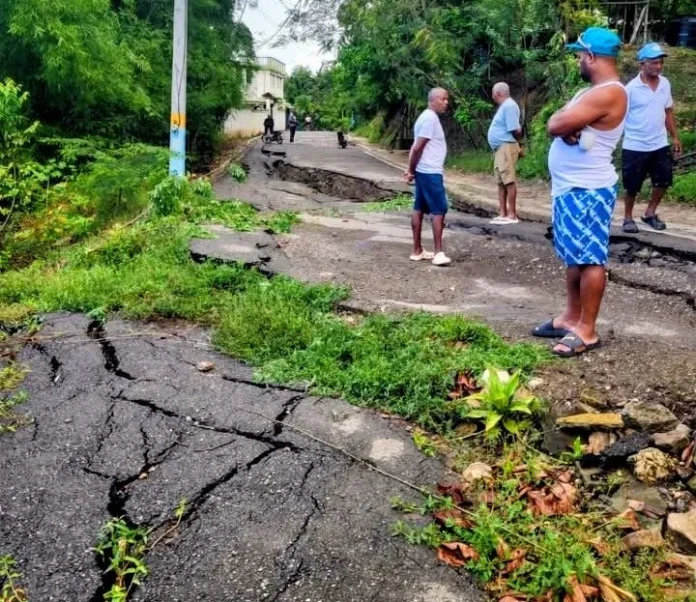 Carreteras dañadas en Puerto Plata por lluvias.