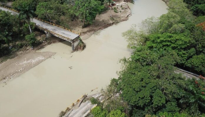 Reconstrucción del puente sobre el río Camú