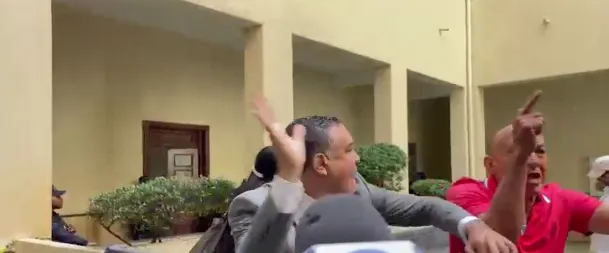 Comunicador agrediendo a querellante en tribunal