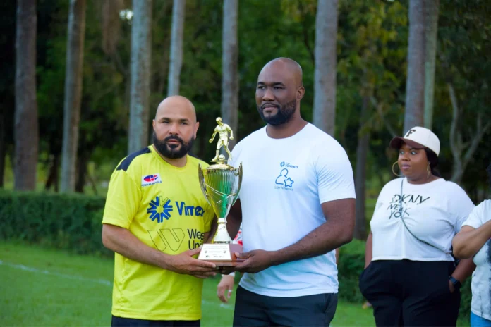 Los Fiebruses celebran su victoria en la copa.