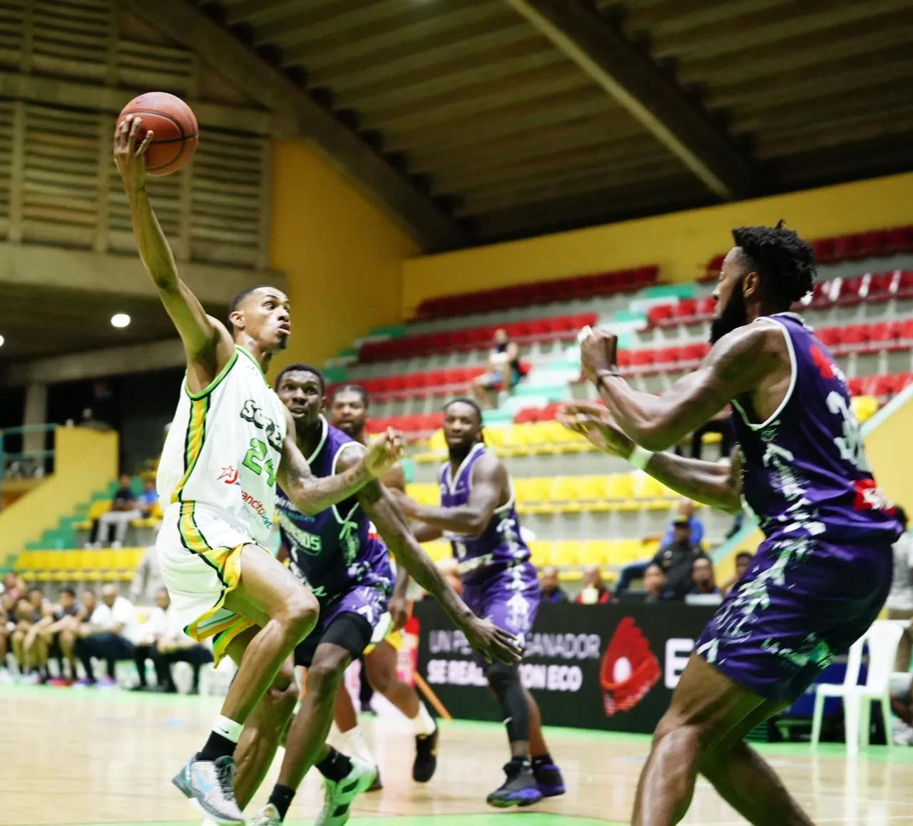 Soles celebran su primera victoria en LNB