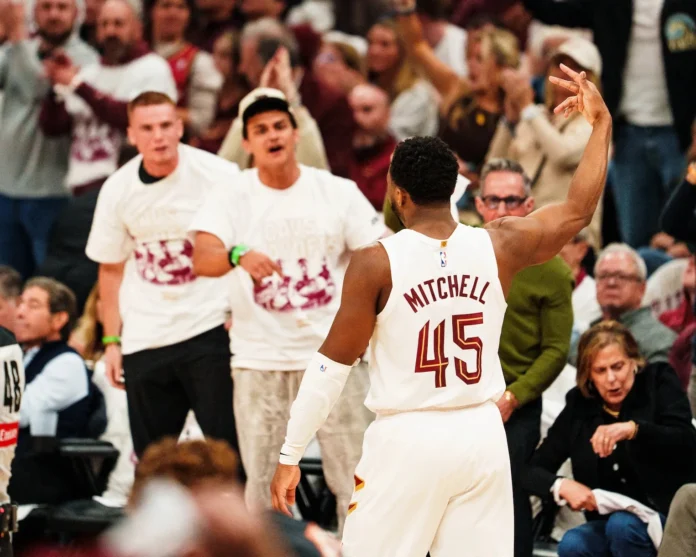 Cavaliers celebran victoria sobre Raptors en playoffs.