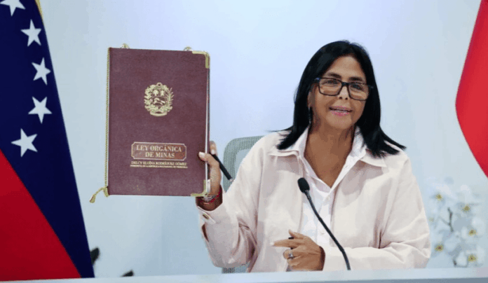 Delcy Rodríguez promulga Ley de Minas.