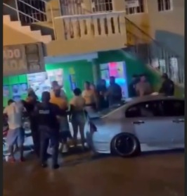 Comerciantes protestan por cierres injustificados.