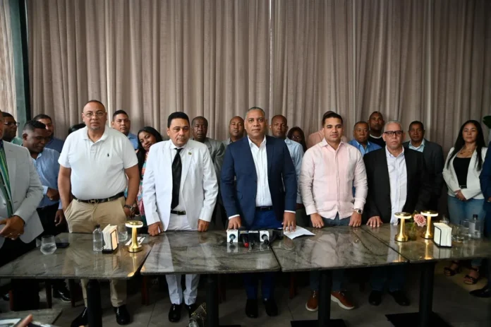 Carlos Gil denuncia irregularidades en Santo Domingo Este.