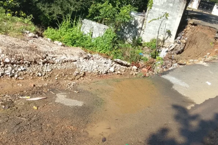 Colapso de calle en Pedro Brand.