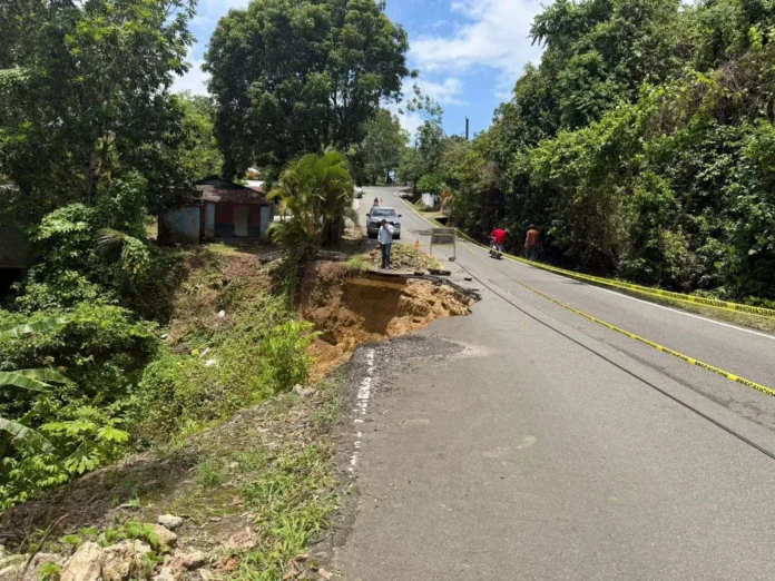Inspección del MOPC tras derrumbe carretera.