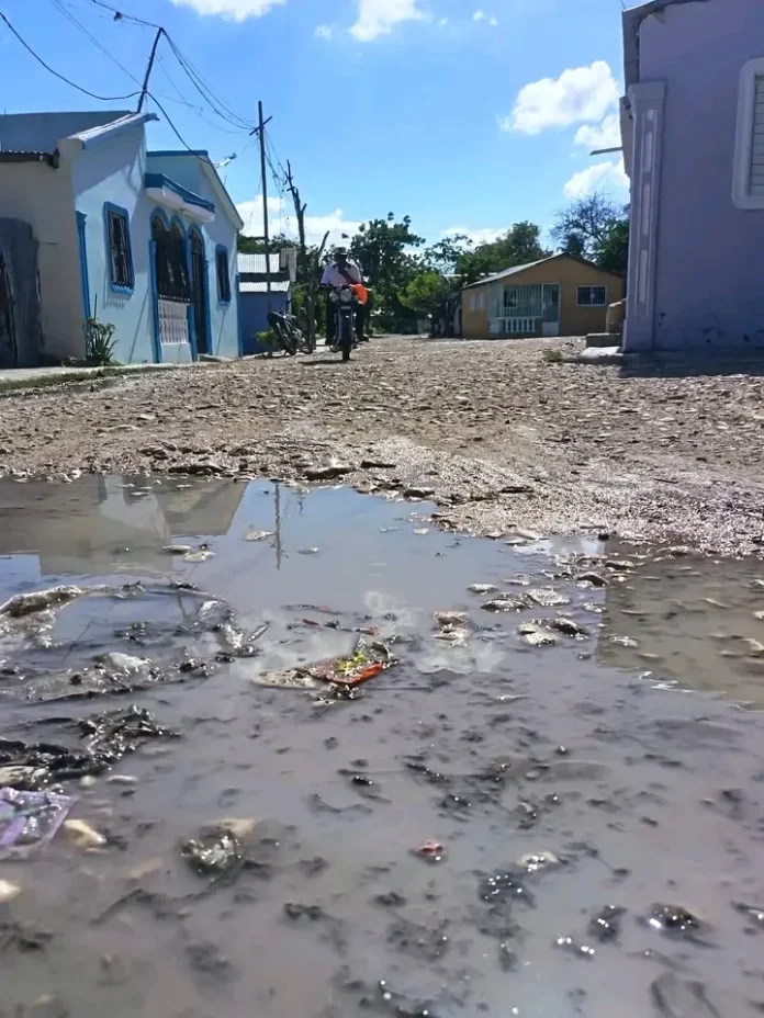 Residentes de Cabral exigen reparación vial urgente.