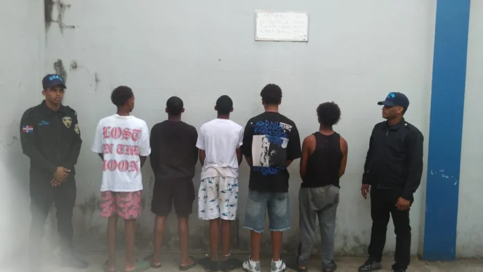 Detención de hombres por maltrato animal.