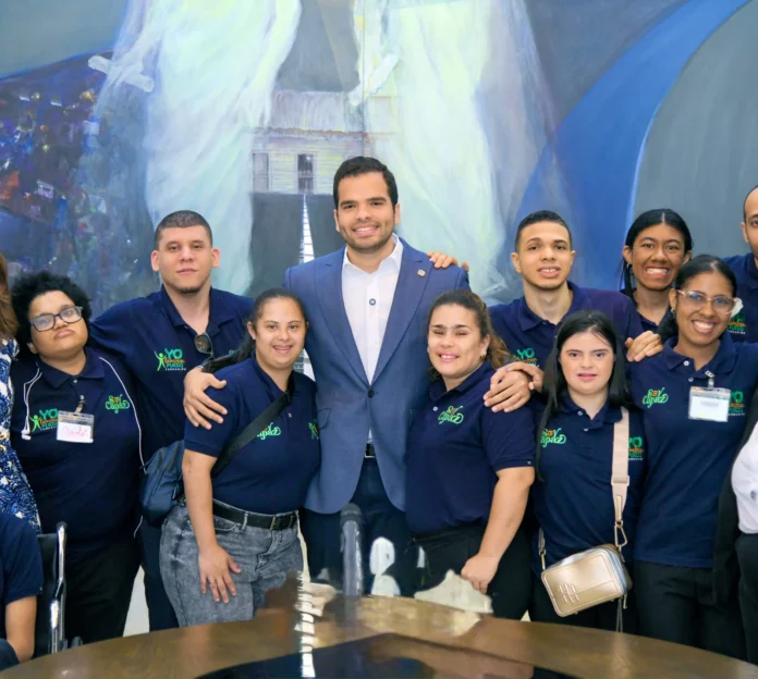 Diputado Vicente Sánchez con jóvenes inclusivos.