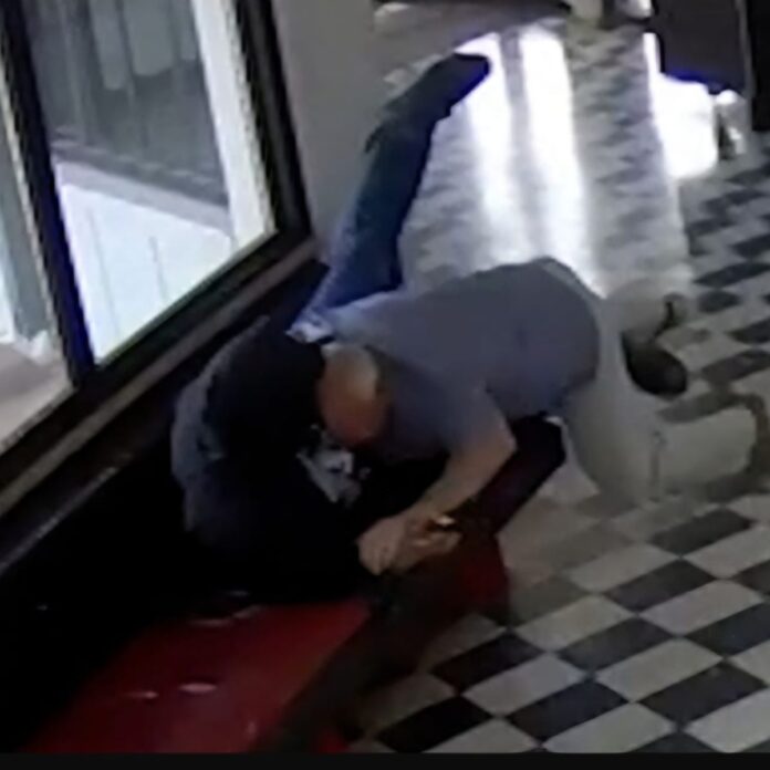 Director detiene a hombre armado en escuela