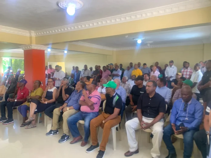 Leonel Fernández juramenta nuevos miembros en Barahona.