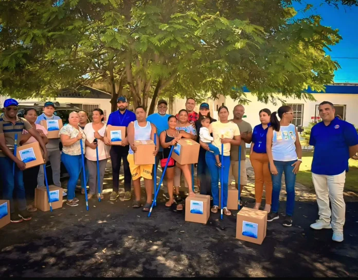 United Petroleum dona kits de limpieza a familias