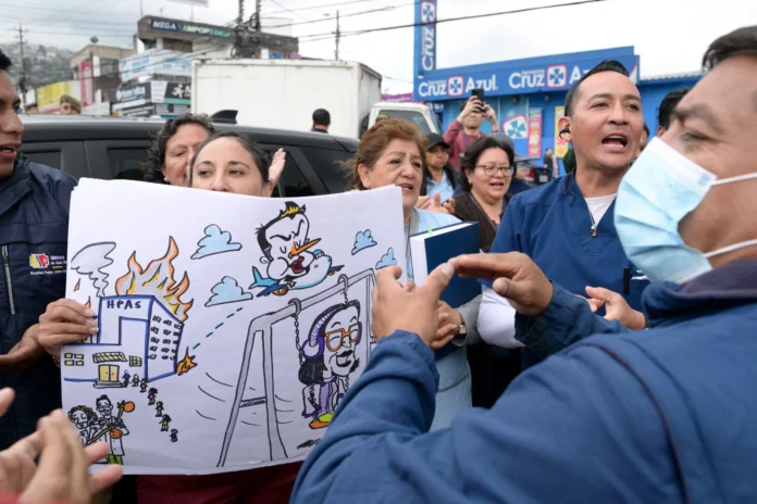 Protesta de médicos y pacientes en Quito.
