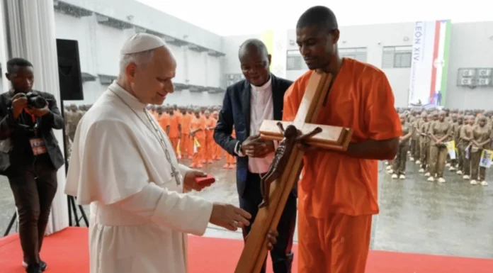 Papa León XIV en prisión de Bata.