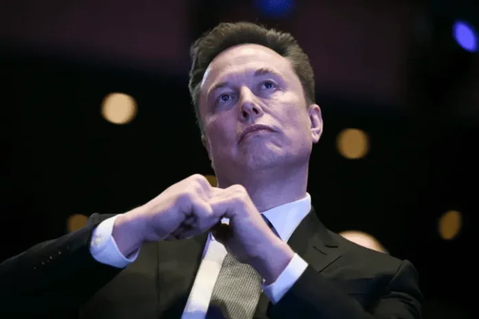 Elon Musk ignora citación judicial en Francia.