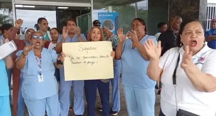 Enfermeras protestan por pagos atrasados en hospital.