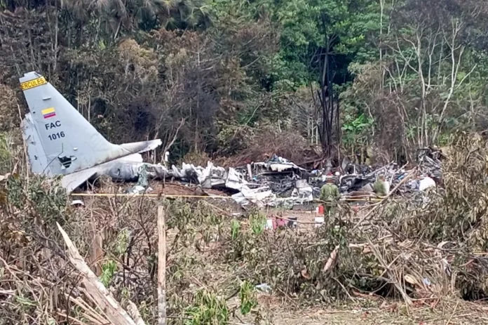 Avión militar colombiano choca tras despegar