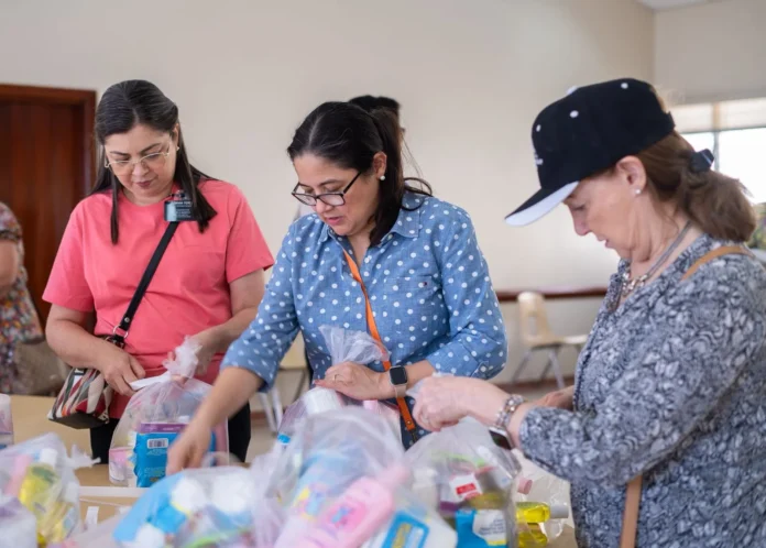 Entrega de kits de higiene en hospital.