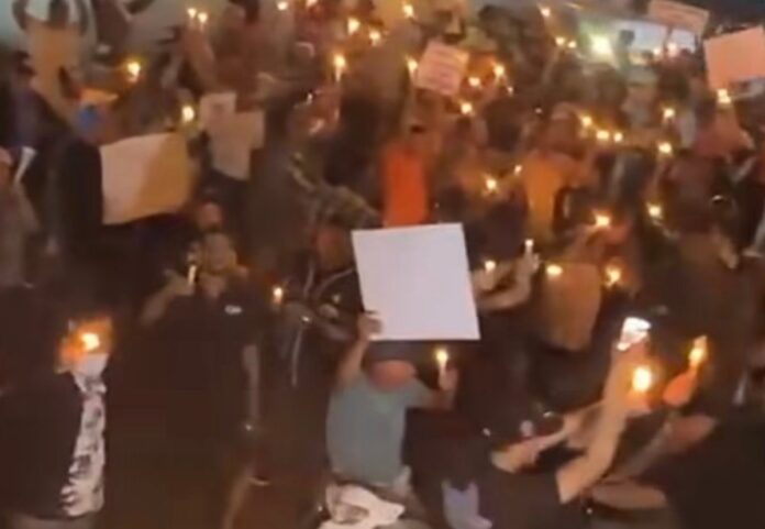 Protesta comunitaria en Moca con velas.