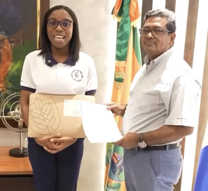 Entrega de RD$100 mil a joven becada.