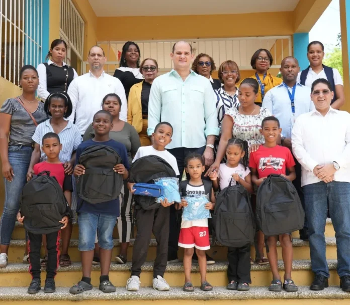 Inabie entrega útiles escolares a estudiantes afectados