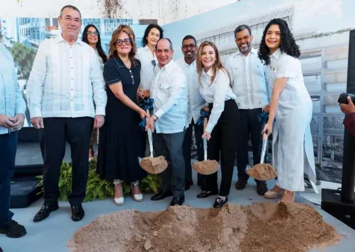 Construcción del parqueo José Reyes en Santo Domingo.