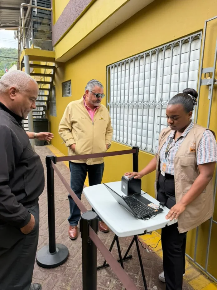 JCE supervisa centros de cedulación eficientemente.