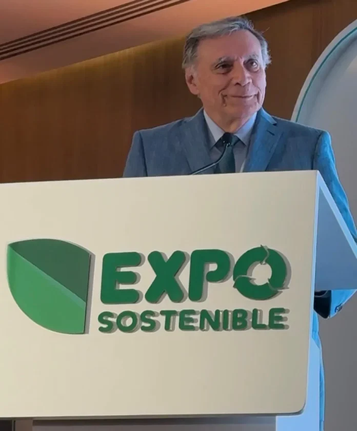 Jamil Mahuad en conferencia sobre liderazgo.