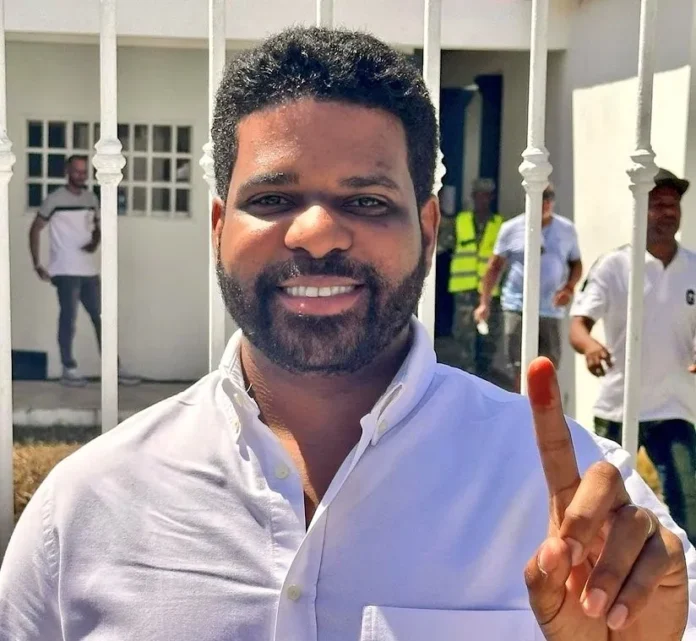 Jheyson García, líder en evaluación de diputados.