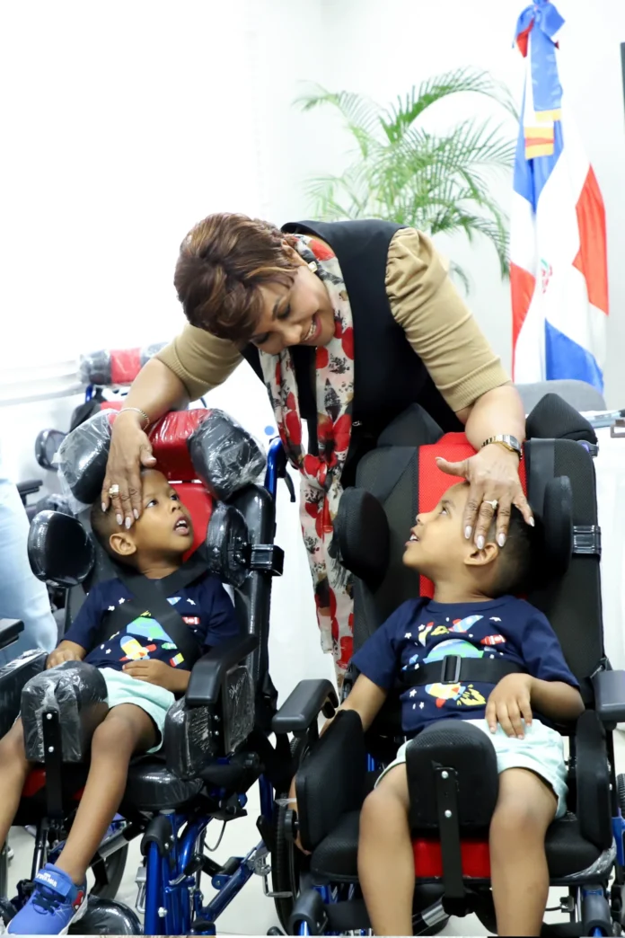 Entrega de sillas de ruedas a niños.