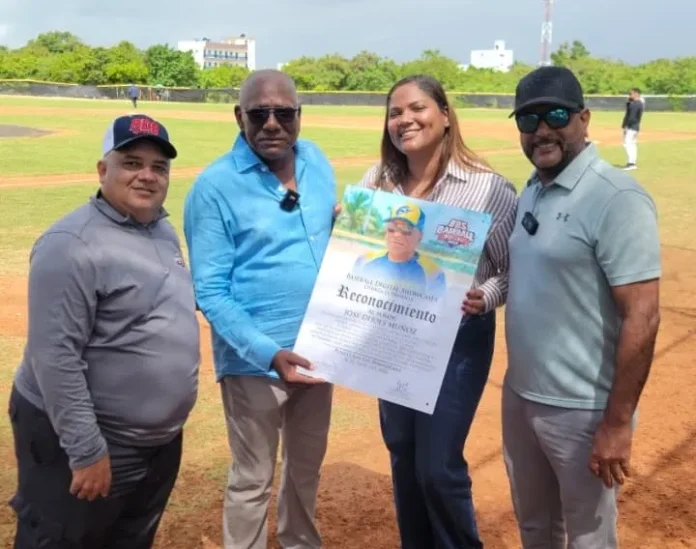 Reconocimiento a José Dijol en béisbol.