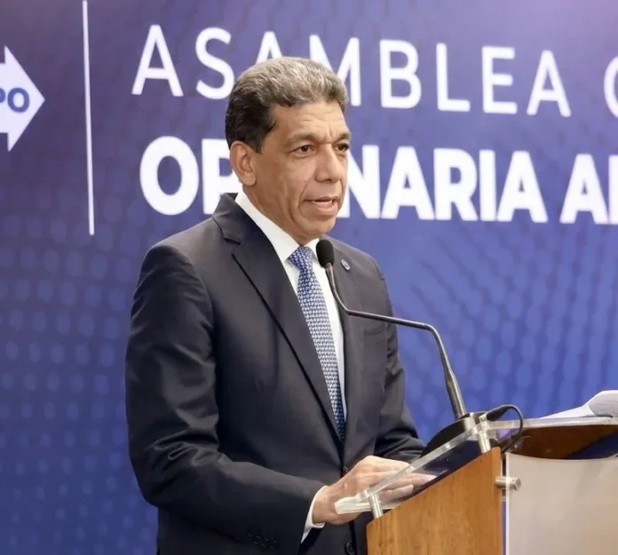 Karel Castillo reelegido presidente de Adoexpo.