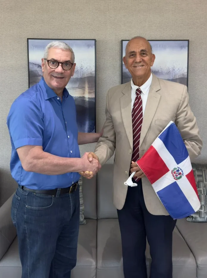 Luis de León y Gonzalo Castillo en reunión.