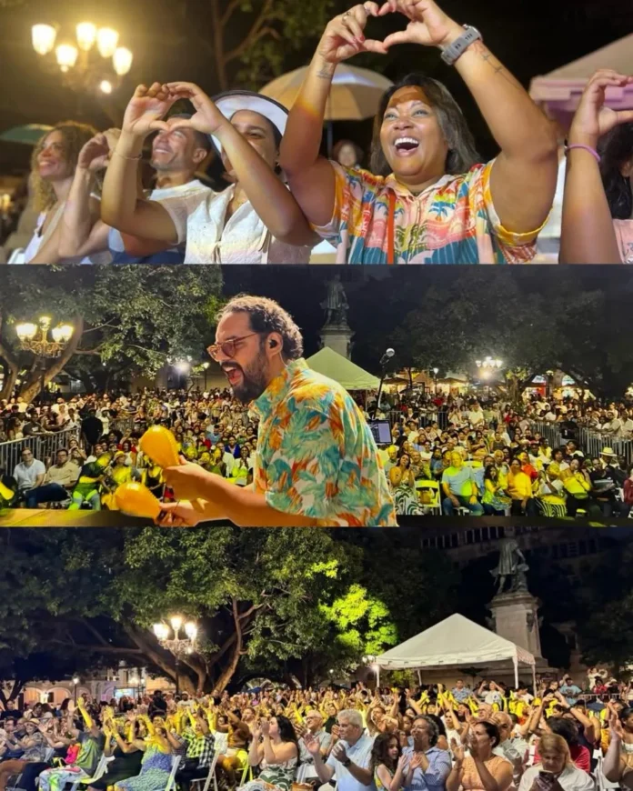 Manerra emocionando al público en parque Colón.
