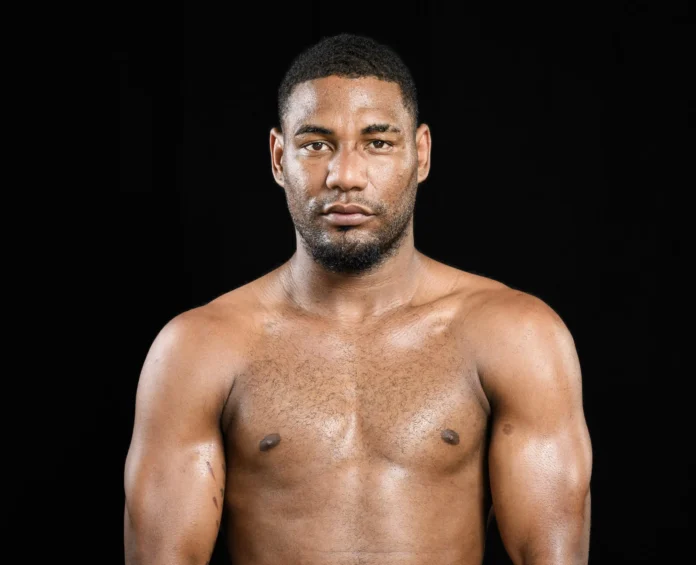 Michael La Fiera Ramírez en combate de boxeo