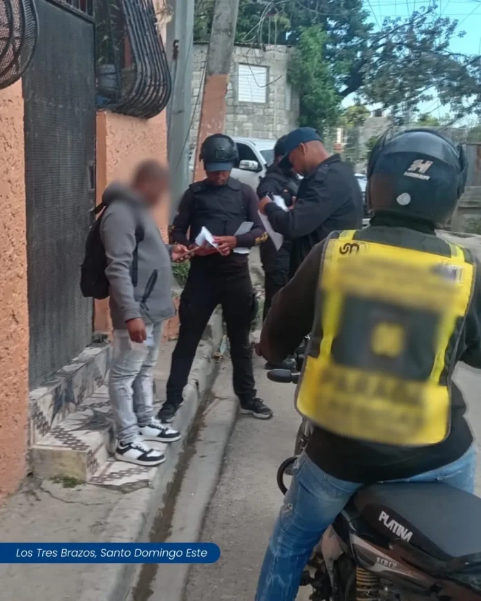 Deportación de extranjeros en operativos recientes.
