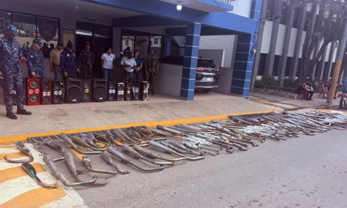 Policía destruye mofles en Constanza.