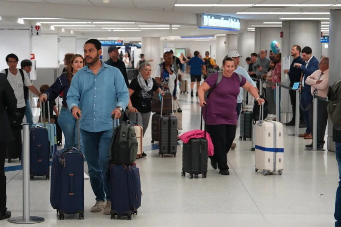 Pasajeros celebran vuelo directo Venezuela-EE.UU.