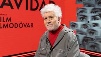 Pedro Almodóvar recibiendo premio de honor.