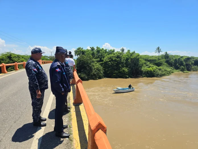 Búsqueda de niño desaparecido en río.