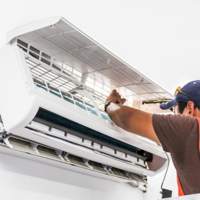 Dominicanos reciben aire acondicionado gratis en NYC.