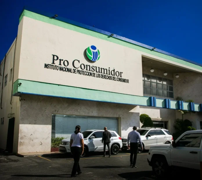 Pro Consumidor devuelve dinero a ciudadanos afectados