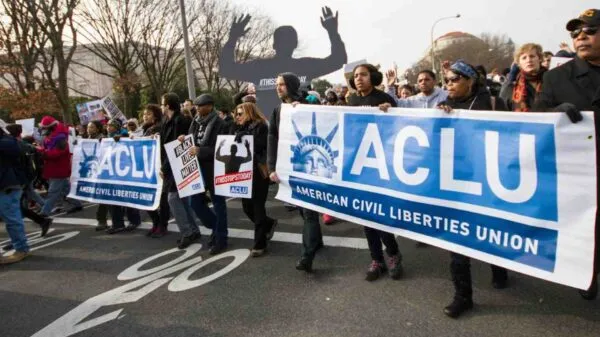 ACLU exige liberación de inmigrante detenido