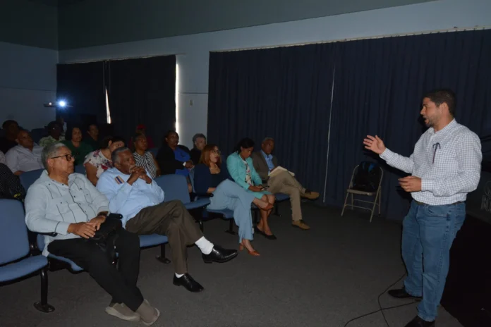 Charla sobre eje intestino-cerebro en UASD.