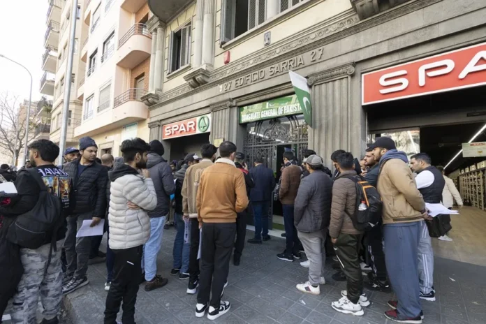 Regularización de migrantes beneficia a menores en España.