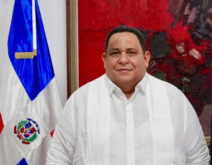 Alcalde de Azua presenta logros viales