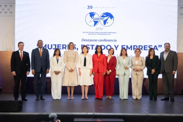 Raquel Peña en evento sobre emprendimiento femenino.